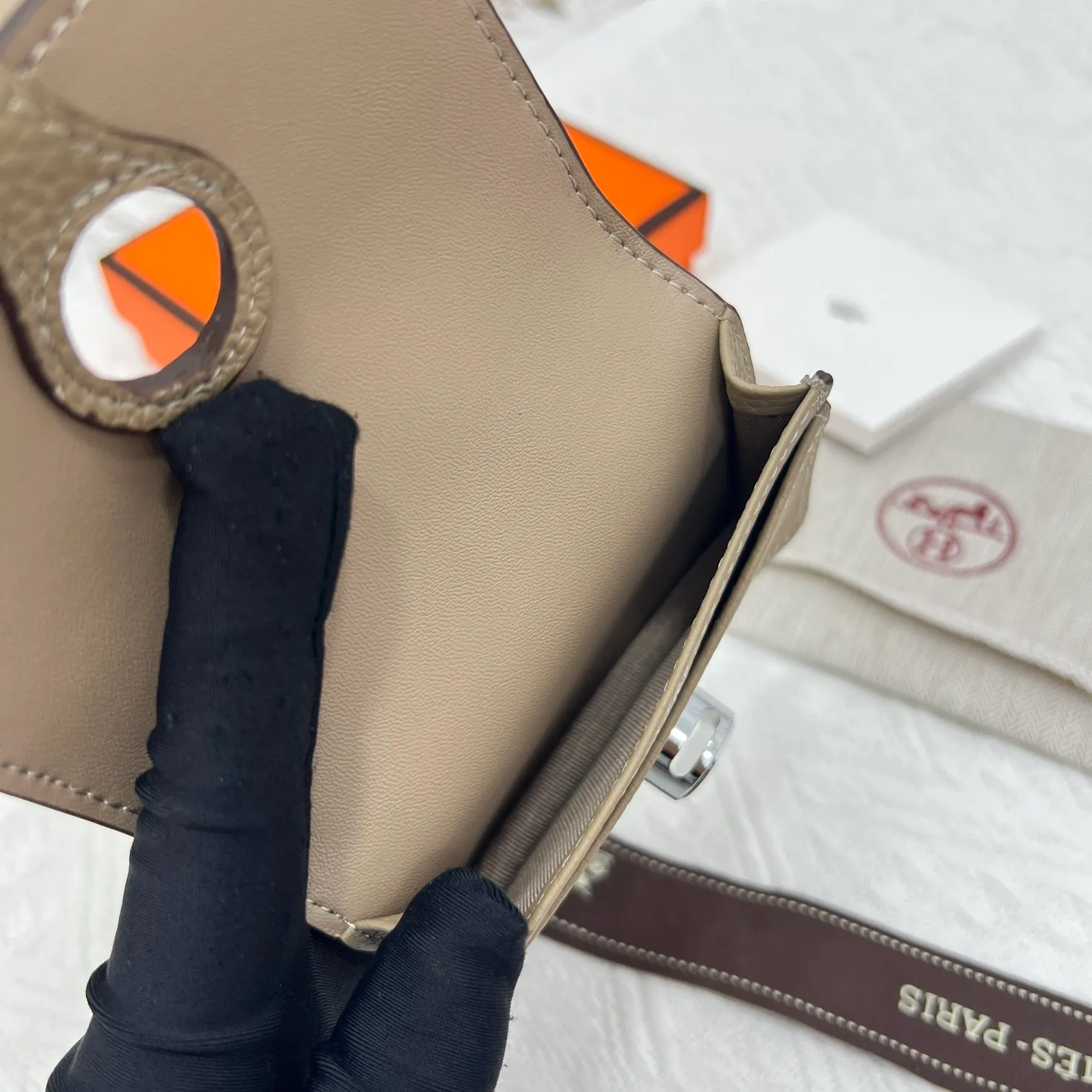 All categories Hermès wallet (Hermès) Hermès 5121 pebbled silver buckle