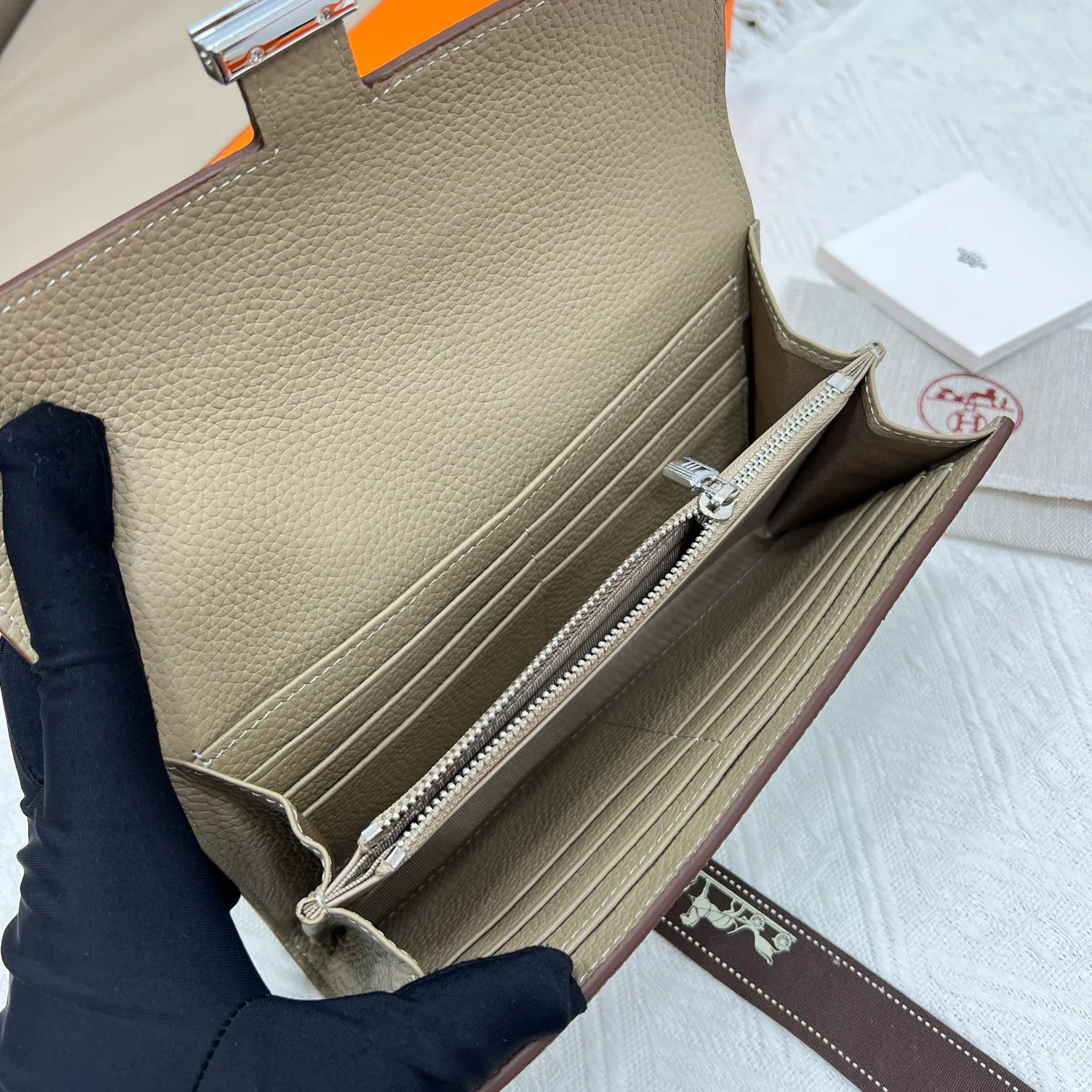 All categories Hermès wallet (Hermès) Hermès 539 pebbled silver buckle
