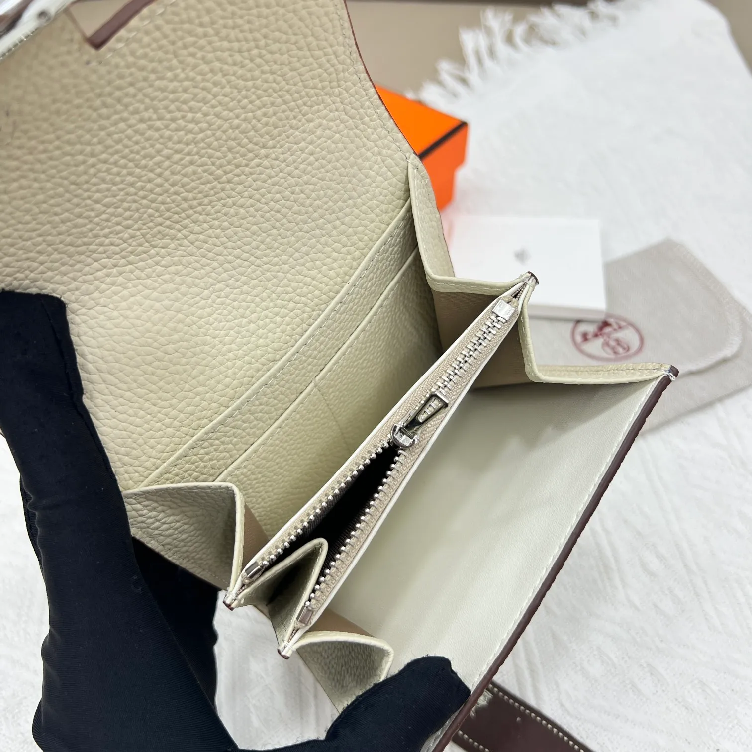 All categories Hermès wallet (Hermès) Hermès 537 pebbled silver buckle