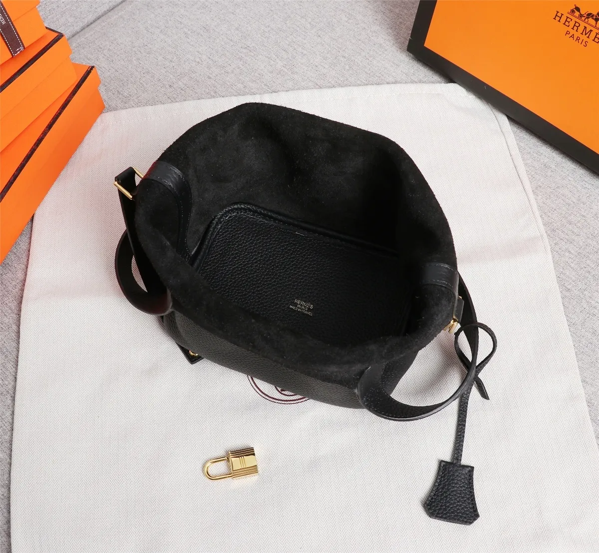 All Categories Official Website "Brand Women's Bags" Women's Bags 💙 Hermes 2022 Official New Hermès Vegetable Basket Women's Hand Crossbody Two-Purpose Bag Wholesale Large Size 58002300 Small Size 58002200 High Quality Size: Large Size 22CM Small Size 18CM