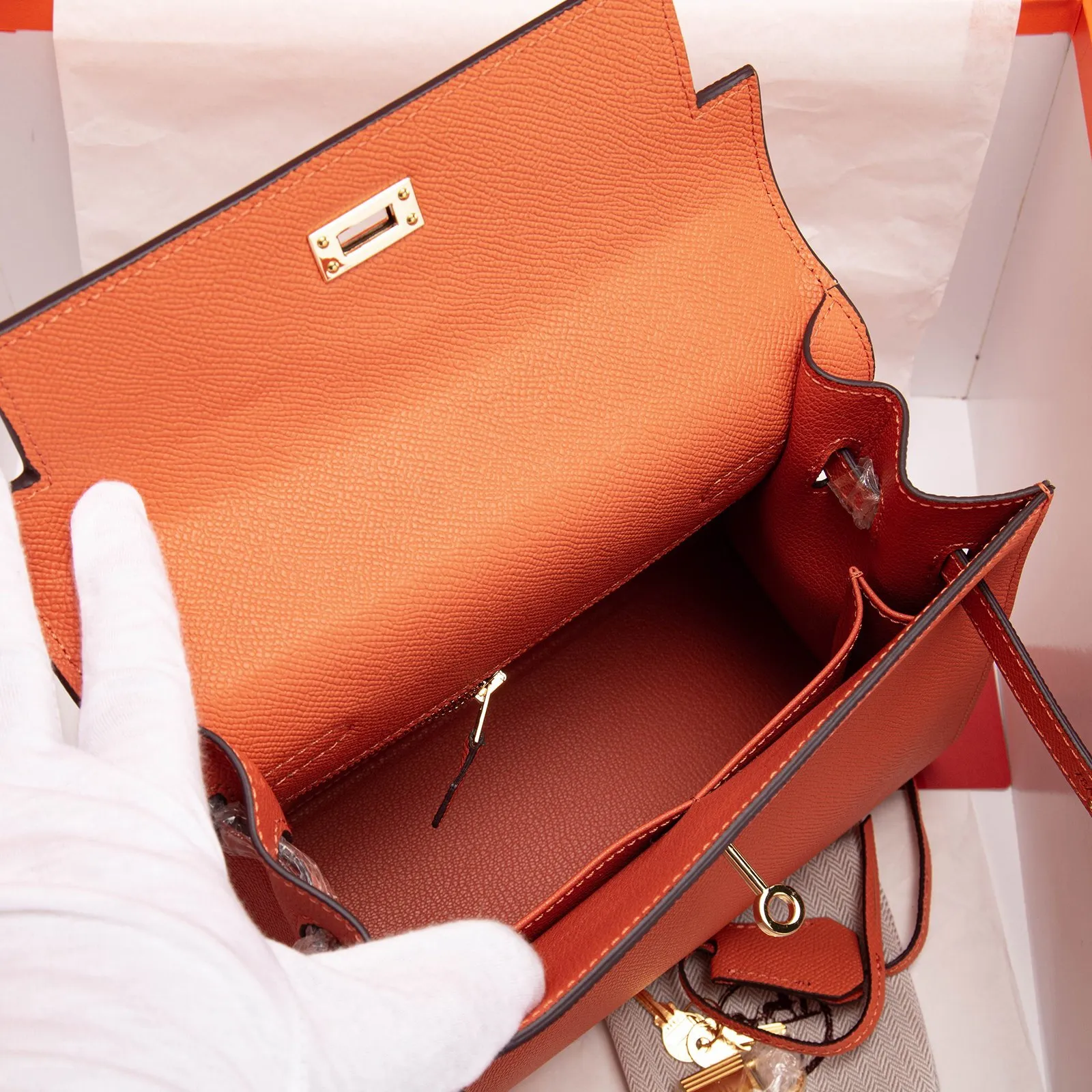 All Categories Official Website "Brand Women's Bags" Women's Bags 💙 Hermes 2022 Official New Hermès Women's Hand-Crossbody Two-Purpose Bag Wholesale Cowhide Palm Print Large Size 58002500 Small Size 58002300 High Quality Size: Large Size 28-22-10CM Small Size 25-17-7CM