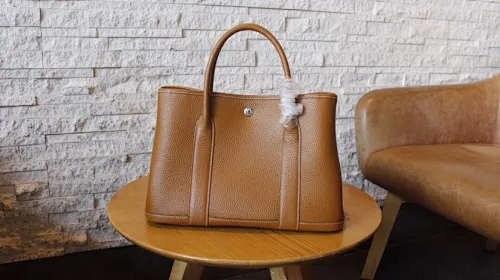 All Categories Official Website "Brand Women's Bags" Women's Bags 💙 Hermes Hermes Large Size 58003500 Small Size 58003300 Look for exclusive quality🐂🐂Exclusive factory coded garden bag Garden party One of the classic masterpieces of Hermes Cowhide women's handbag A must-have for leisure travel 💖More attractive