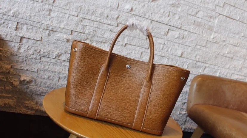 All Categories Official Website "Brand Women's Bags" Women's Bags 💙 Hermes Hermes Large Size 58003500 Small Size 58003300 Look for exclusive quality🐂🐂Exclusive factory coded garden bag Garden party One of the classic masterpieces of Hermes Cowhide women's handbag A must-have for leisure travel 💖More attractive