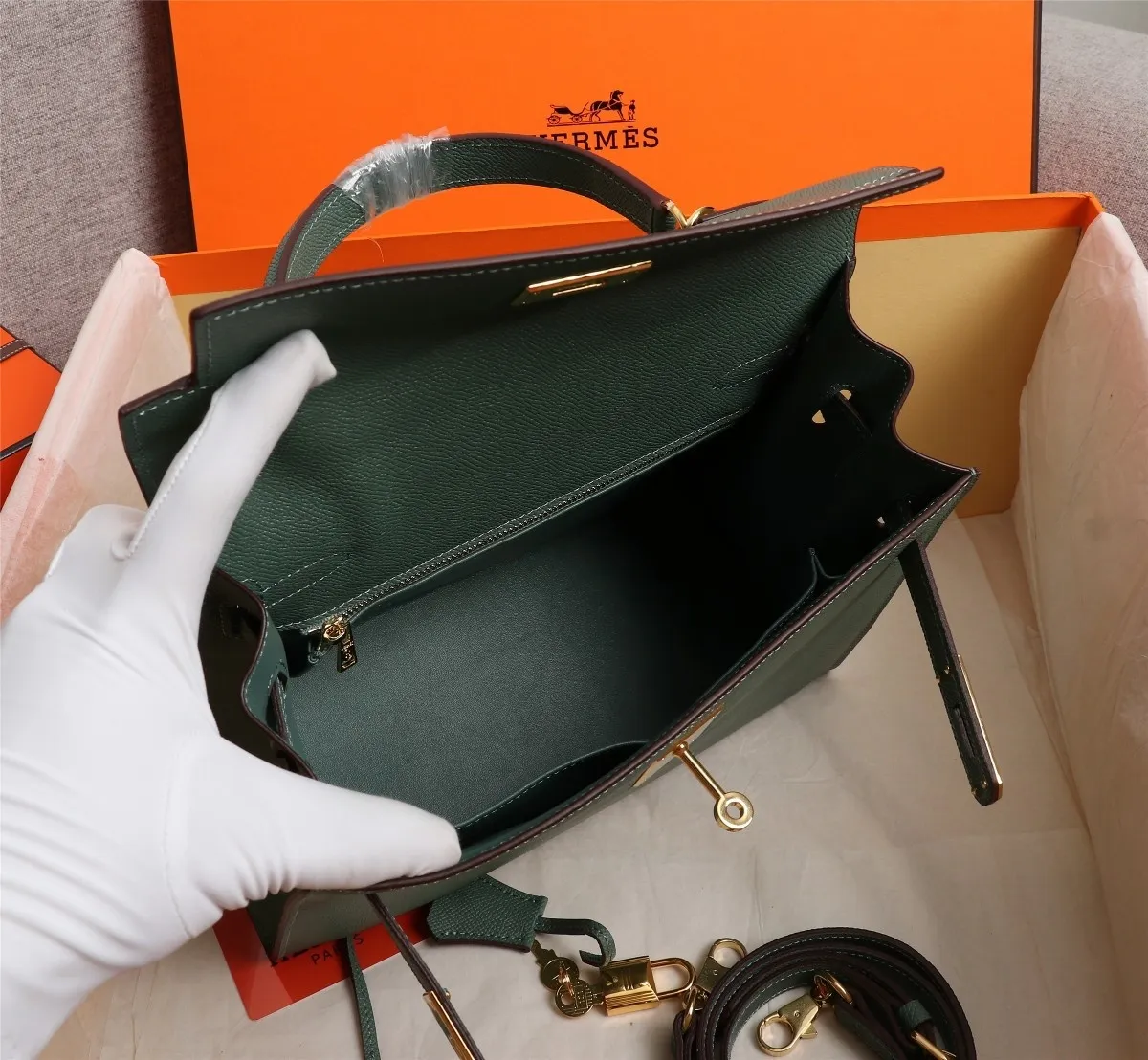 All Categories Official Website "Brand Women's Bags" Women's Bags 💙 Hermes 2022 official new Hermes women's hand-carrying cross-body dual-use bag wholesale cowhide palm print customization Large size 58002500 Medium size 58002300 Small size 58002300 High quality Size: Large size 28-22-10CM Medium size 25-17