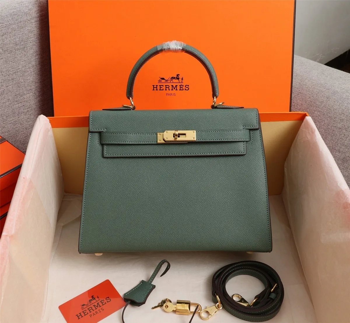 All Categories Official Website "Brand Women's Bags" Women's Bags 💙 Hermes 2022 official new Hermes women's hand-carrying cross-body dual-use bag wholesale cowhide palm print customization Large size 58002500 Medium size 58002300 Small size 58002300 High quality Size: Large size 28-22-10CM Medium size 25-17