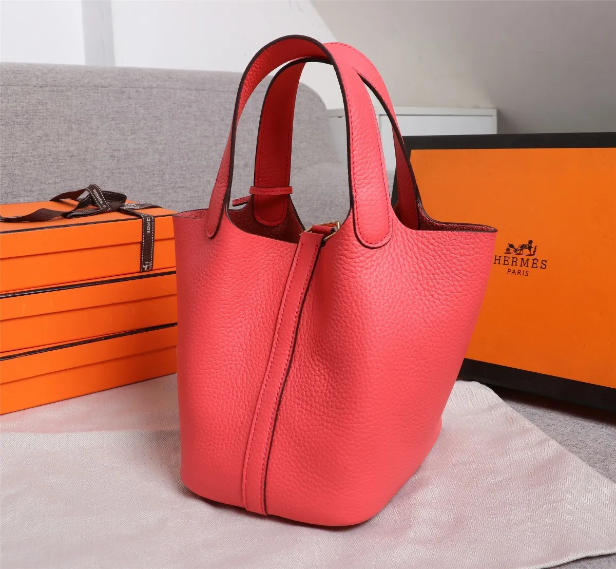 All Categories Official Website "Brand Women's Bags" Women's Bags 💙 Hermes 2022 Official New Hermès Vegetable Basket Women's Hand Crossbody Two-Purpose Bag Wholesale Large Size 58002300 Small Size 58002200 High Quality Size: Large Size 22CM Small Size 18CM