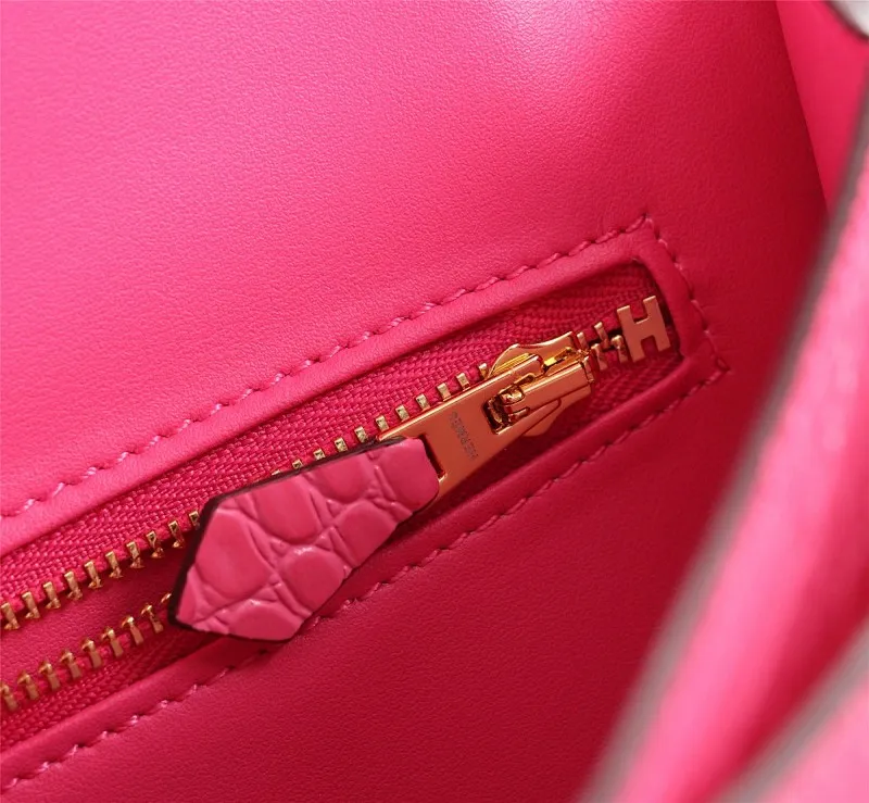 All Categories Official Website "Brand Women's Bags" Women's Bags 💙 Hermes Hermès Made in France - Constance stewardess bag ☣️Crocodile pattern pure steel plated hardware buckle Genuine leather source super good feel Accessories stainless steel laser logo perfect flip arc and three-dimensional sense High-end pure handmade customization 🔮Quality recommendation ‼ ️Size: 23-6-17