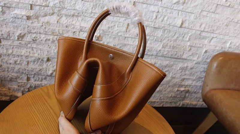 All categories Official website "Brand Women's Bags" Women's Bags 💙 Hermes 2022 Official New Hermès Cowhide Handbag Wholesale Small size 58003300 Large size 58003500 High quality Size: Small size 31-20-15CM Large size 36-24-17CM