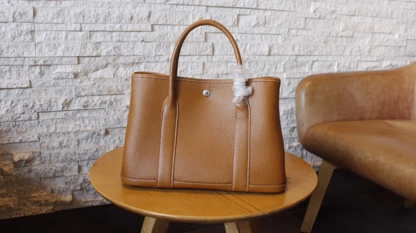 All categories Official website "Brand Women's Bags" Women's Bags 💙 Hermes 2022 Official New Hermès Cowhide Handbag Wholesale Small size 58003300 Large size 58003500 High quality Size: Small size 31-20-15CM Large size 36-24-17CM
