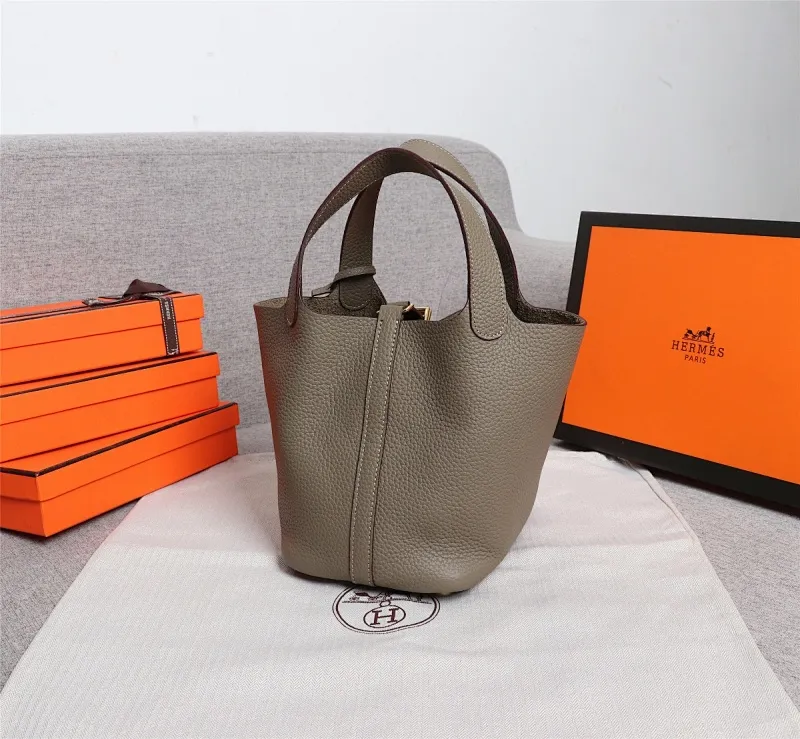 All Categories Official Website "Brand Women's Bags" Women's Bags 💙 Hermes 2022 Official New Hermès Vegetable Basket Women's Hand Crossbody Two-Purpose Bag Wholesale Large Size 58002300 Small Size 58002200 High Quality Size: Large Size 22CM Small Size 18CM