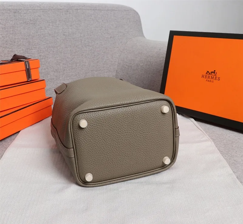 All Categories Official Website "Brand Women's Bags" Women's Bags 💙 Hermes 2022 Official New Hermès Vegetable Basket Women's Hand Crossbody Two-Purpose Bag Wholesale Large Size 58002300 Small Size 58002200 High Quality Size: Large Size 22CM Small Size 18CM