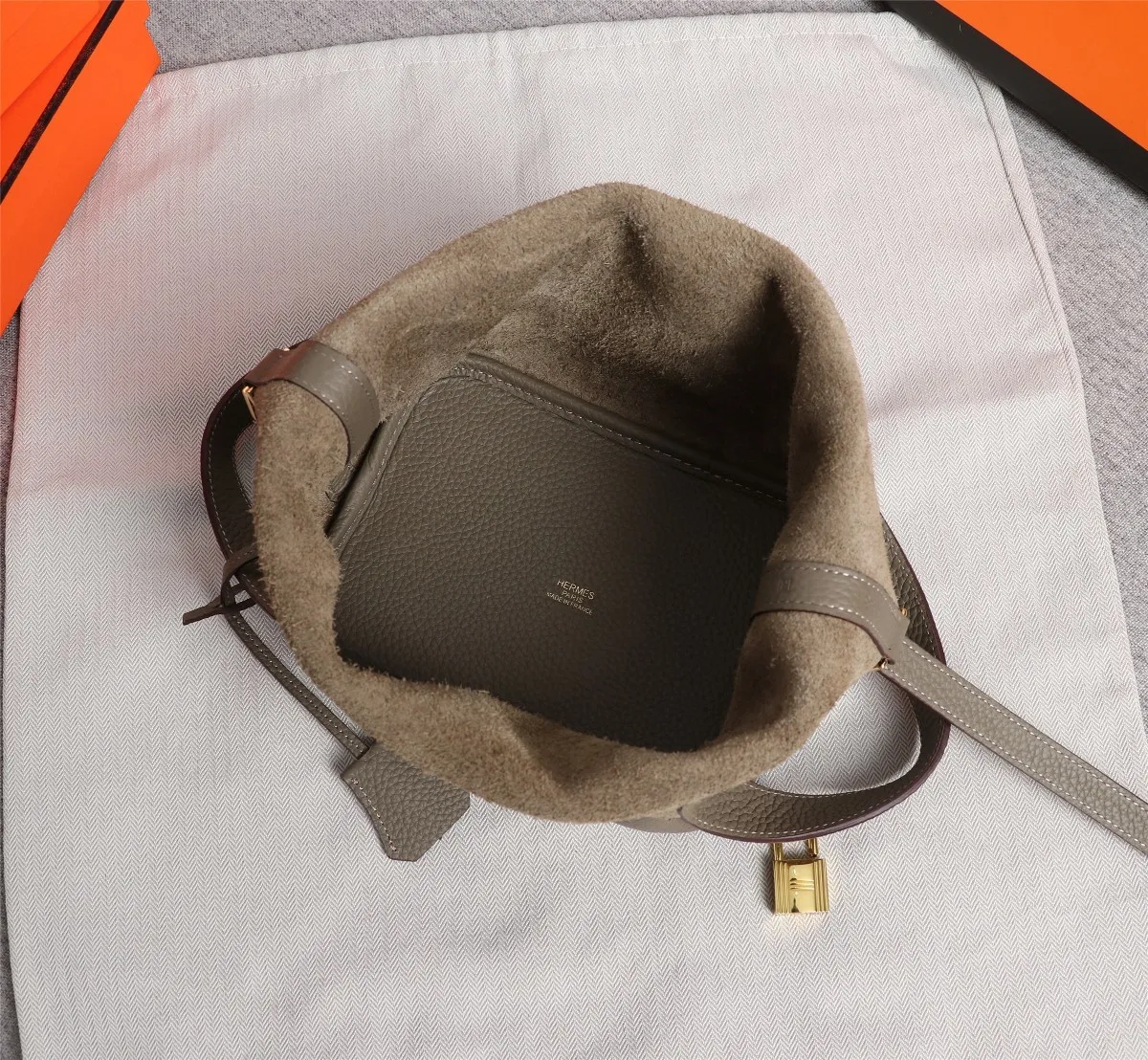 All Categories Official Website "Brand Women's Bags" Women's Bags 💙 Hermes 2022 Official New Hermès Vegetable Basket Women's Hand Crossbody Two-Purpose Bag Wholesale Large Size 58002300 Small Size 58002200 High Quality Size: Large Size 22CM Small Size 18CM