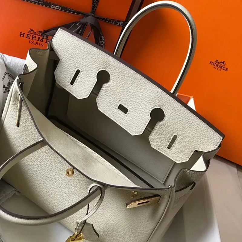 All Categories Official Website "Brand Women's Bags" Women's Bags 💙 Hermes (Platinum original single, new background) Hermès pebbled pattern 30cm 58003800 35cm 58004000 Imported first-layer calfskin 🏼No matter how small the details are, you can see them at a glance🏻Steel hardware, never fade🏻️➰We let the details speak for themselves