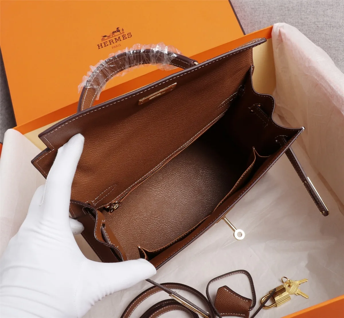 All Categories Official Website "Brand Women's Bags" Women's Bags 💙 Hermes 2022 official new Hermes women's hand-carrying cross-body dual-use bag wholesale cowhide palm print customization Large size 58002500 Medium size 58002300 Small size 58002300 High quality Size: Large size 28-22-10CM Medium size 25-17