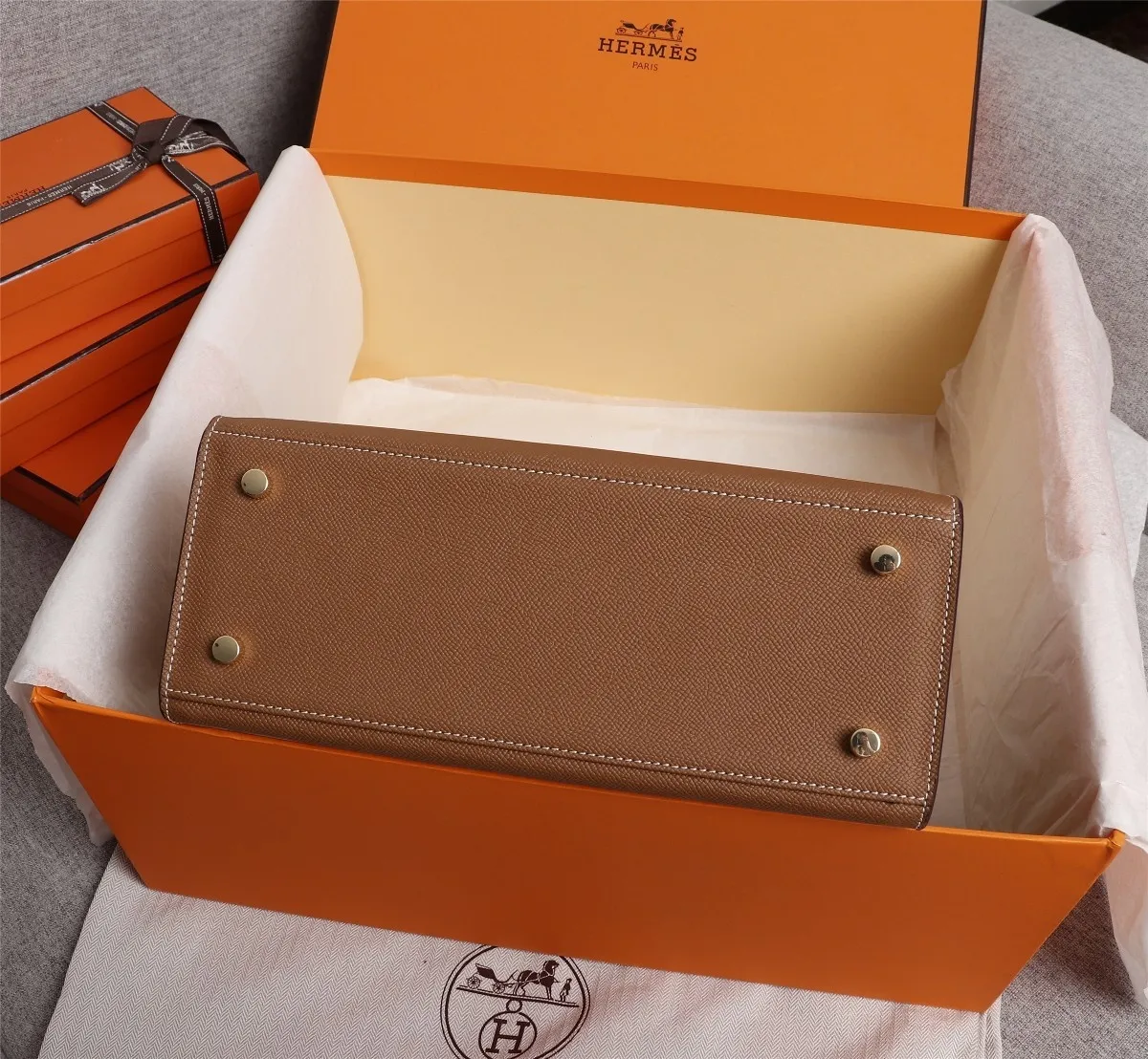 All Categories Official Website "Brand Women's Bags" Women's Bags 💙 Hermes 2022 official new Hermes women's hand-carrying cross-body dual-use bag wholesale cowhide palm print customization Large size 58002500 Medium size 58002300 Small size 58002300 High quality Size: Large size 28-22-10CM Medium size 25-17