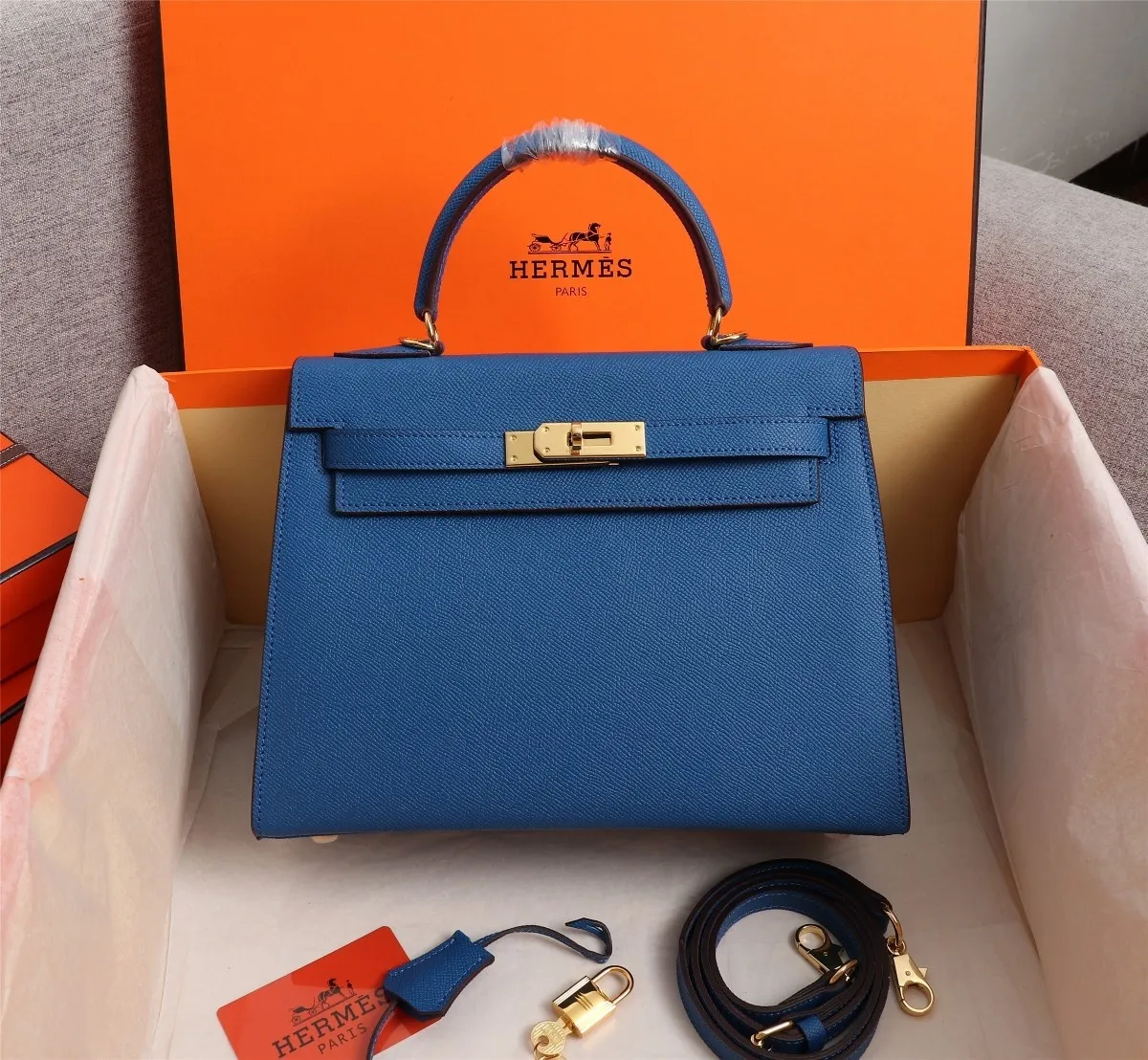 All Categories Official Website "Brand Women's Bags" Women's Bags 💙 Hermes 2022 official new Hermes women's hand-carrying cross-body dual-use bag wholesale cowhide palm print customization Large size 58002500 Medium size 58002300 Small size 58002300 High quality Size: Large size 28-22-10CM Medium size 25-17
