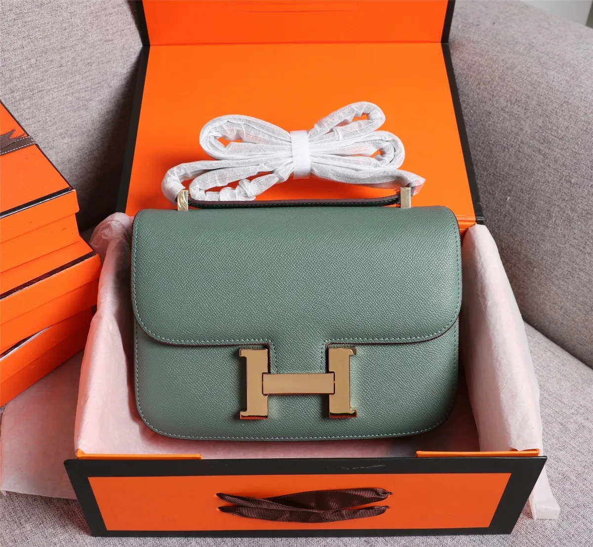 All categories Official website "Brand Women's Bags" Women's Bags 💙 Hermes 2022 Official New Hermès Women's Crossbody Bag Wholesale Genuine Epsom leather Pure steel silver-plated buckle Large size 58002500 Small size 58002300 High quality Size: Large size 22-6-17CM Small size 19-5-14.5CM