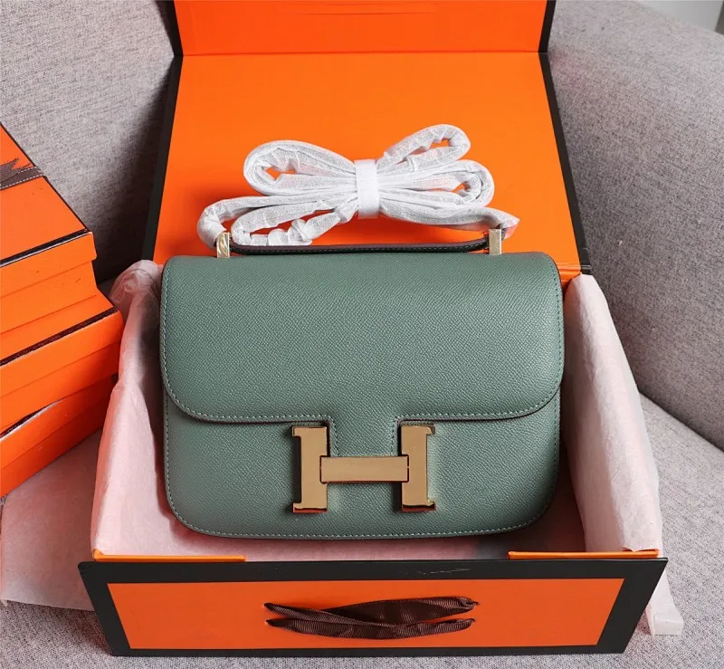 All categories Official website "Brand Women's Bags" Women's Bags 💙 Hermes 2022 Official New Hermès Women's Crossbody Bag Wholesale Genuine Epsom leather Pure steel silver-plated buckle Large size 58002500 Small size 58002300 High quality Size: Large size 22-6-17CM Small size 19-5-14.5CM