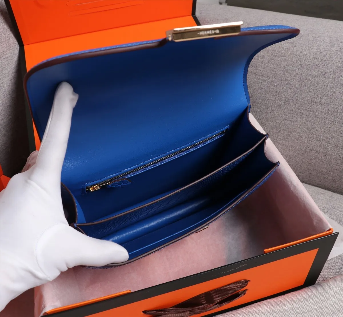 All Categories Official Website "Brand Women's Bags" Women's Bags 💙 Hermes Hermès Made in France - Constance stewardess bag ☣️Crocodile pattern pure steel plated hardware buckle Genuine leather source super good feel Accessories stainless steel laser logo perfect flip arc and three-dimensional sense High-end pure handmade customization 🔮Quality recommendation ‼ ️Size: 23-6-17