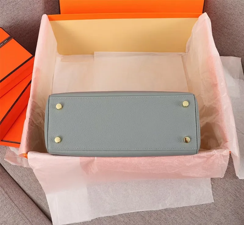 All Categories Official Website "Brand Women's Bags" Women's Bags 💙 Hermes Kelly Original Princess Bag (exclusive factory code) three sizes in stock. 25cm 58002700 28cm 58002900 32cm 58003200 Top configuration, original factory workmanship, original hardware, guaranteed to never fade, original calf leather outer