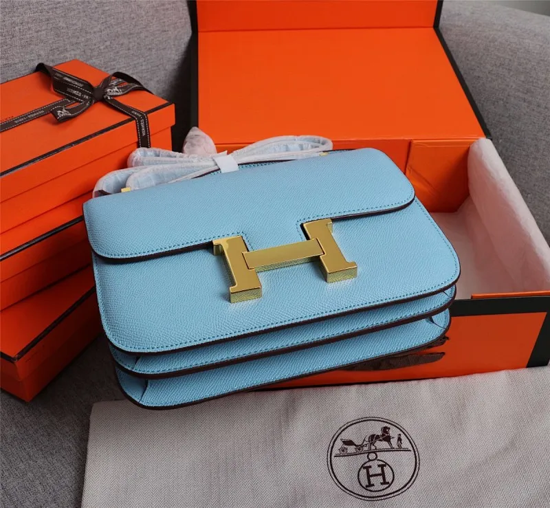 All categories Official website "Brand Women's Bags" Women's Bags 💙 Hermes 2022 Official New Hermès Women's Crossbody Bag Wholesale Genuine Epsom leather Pure steel silver-plated buckle Large size 58002500 Small size 58002300 High quality Size: Large size 22-6-17CM Small size 19-5-14.5CM
