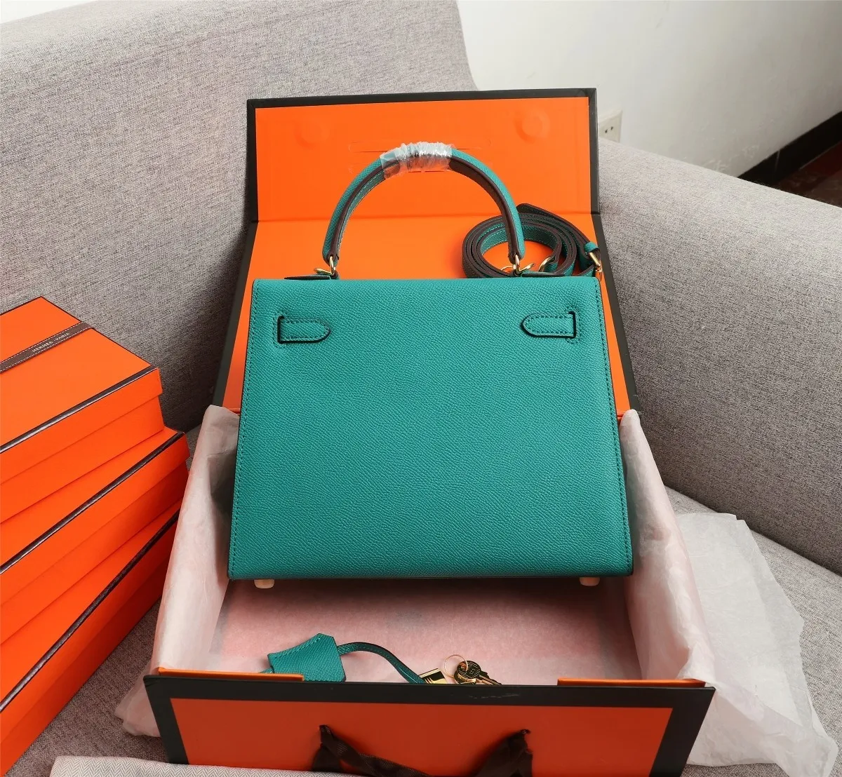 All Categories Official Website "Brand Women's Bags" Women's Bags 💙 Hermes 2022 official new Hermes women's hand-carrying cross-body dual-use bag wholesale cowhide palm print customization Large size 58002500 Medium size 58002300 Small size 58002300 High quality Size: Large size 28-22-10CM Medium size 25-17