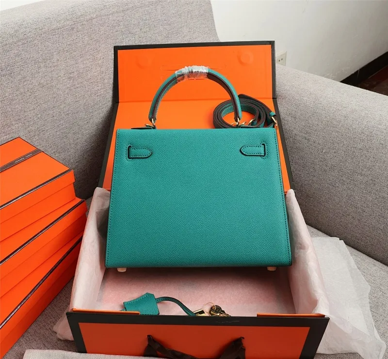 All Categories Official Website "Brand Women's Bags" Women's Bags 💙 Hermes 2022 official new Hermes women's hand-carrying cross-body dual-use bag wholesale cowhide palm print customization Large size 58002500 Medium size 58002300 Small size 58002300 High quality Size: Large size 28-22-10CM Medium size 25-17