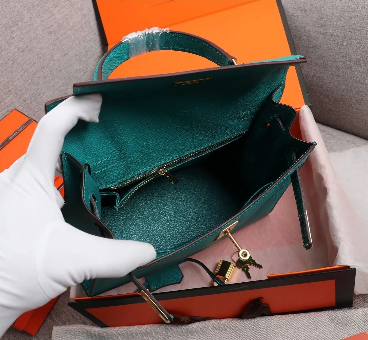 All Categories Official Website "Brand Women's Bags" Women's Bags 💙 Hermes 2022 official new Hermes women's hand-carrying cross-body dual-use bag wholesale cowhide palm print customization Large size 58002500 Medium size 58002300 Small size 58002300 High quality Size: Large size 28-22-10CM Medium size 25-17