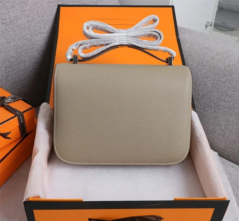All categories Official website "Brand Women's Bags" Women's bags 💙 Hermes Hermès Made in France Large size 58002800 Small size 58002600 constance stewardess bag ☣️Genuine epsom leather pure steel silver-plated buckle Genuine leather source super good feel Accessories stainless steel laser logo perfect flip arc and three-dimensionality