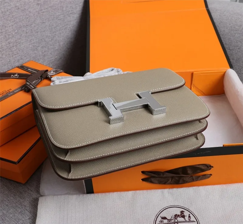All categories Official website "Brand Women's Bags" Women's bags 💙 Hermes Hermès Made in France Large size 58002800 Small size 58002600 constance stewardess bag ☣️Genuine epsom leather pure steel silver-plated buckle Genuine leather source super good feel Accessories stainless steel laser logo perfect flip arc and three-dimensionality