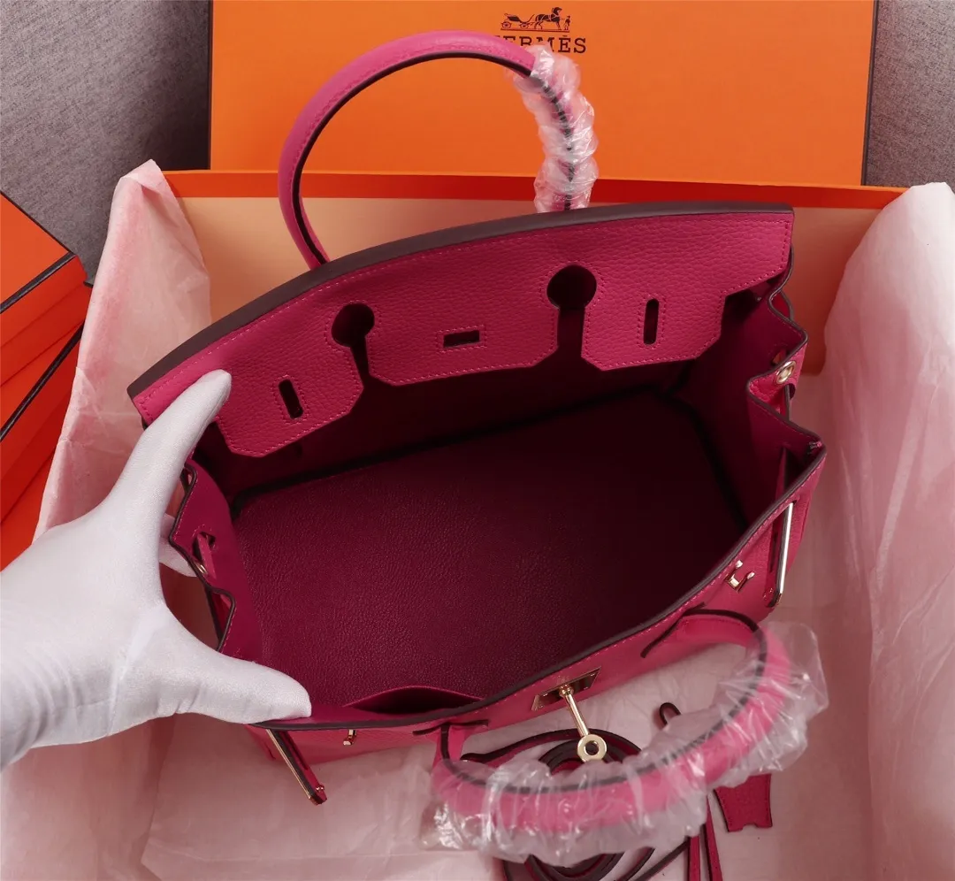 All Categories Official Website "Brand Women's Bags" Women's Bags 💙 Hermes (exclusive factory code, goat pattern inside) Hermès Hermès platinum first layer with lychee pattern, not common in the market, inside zipper puller, copper lock with logo, 25cm 58002800 30cm 58003000 35cm 58003200 五