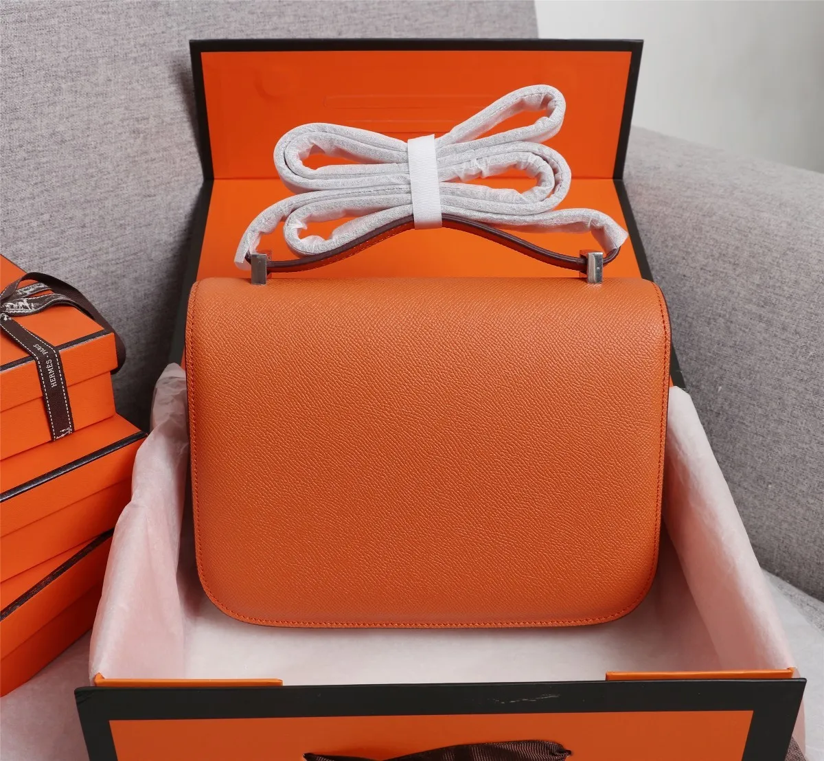 All categories Official website "Brand Women's Bags" Women's Bags 💙 Hermes 2022 Official New Hermès Women's Crossbody Bag Wholesale Genuine Epsom leather Pure steel silver-plated buckle Large size 58002500 Small size 58002300 High quality Size: Large size 22-6-17CM Small size 19-5-14.5CM