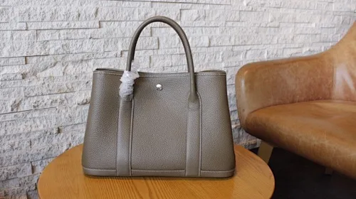 All Categories Official Website "Brand Women's Bags" Women's Bags 💙 Hermes Hermes Large Size 58003500 Small Size 58003300 Look for exclusive quality🐂🐂Exclusive factory coded garden bag Garden party One of the classic masterpieces of Hermes Cowhide women's handbag A must-have for leisure travel 💖More attractive