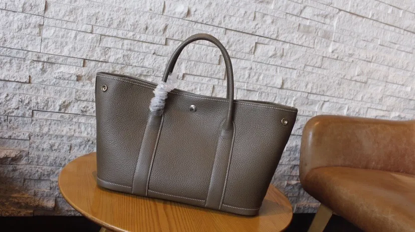 All Categories Official Website "Brand Women's Bags" Women's Bags 💙 Hermes Hermes Large Size 58003500 Small Size 58003300 Look for exclusive quality🐂🐂Exclusive factory coded garden bag Garden party One of the classic masterpieces of Hermes Cowhide women's handbag A must-have for leisure travel 💖More attractive