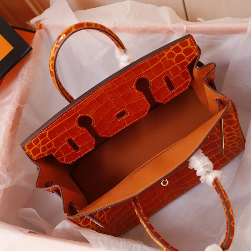 All Categories Official Website "Brand Women's Bags" Women's Bags 💙 Hermes (original order, new background) Hermes H Birkin glossy crocodile CK67 Vert Fonce 30cm 58004500 35cm 58004700 The most beautiful and classic high-gloss crocodile pattern among the favorites! Unique texture, pure steel