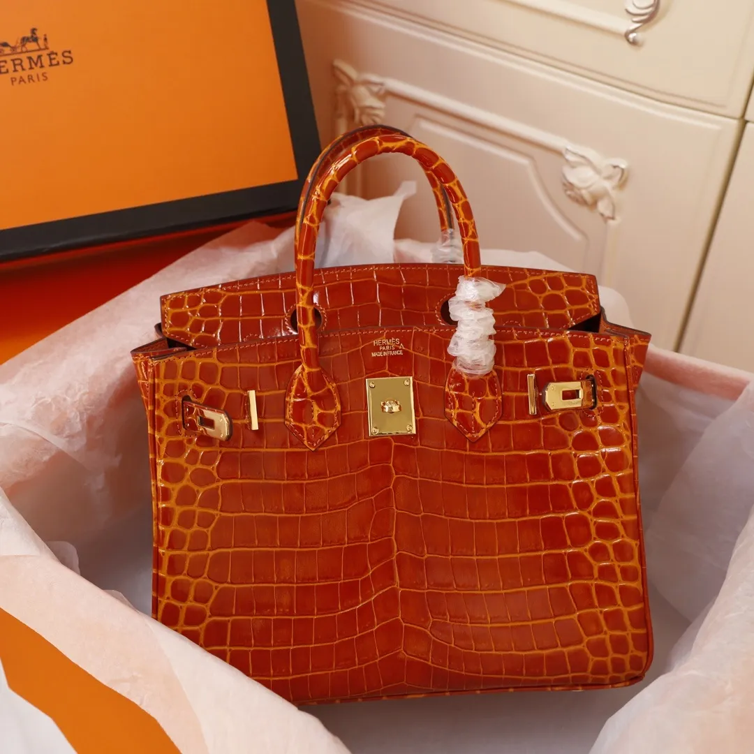All Categories Official Website "Brand Women's Bags" Women's Bags 💙 Hermes (original order, new background) Hermes H Birkin glossy crocodile CK67 Vert Fonce 30cm 58004500 35cm 58004700 The most beautiful and classic high-gloss crocodile pattern among the favorites! Unique texture, pure steel