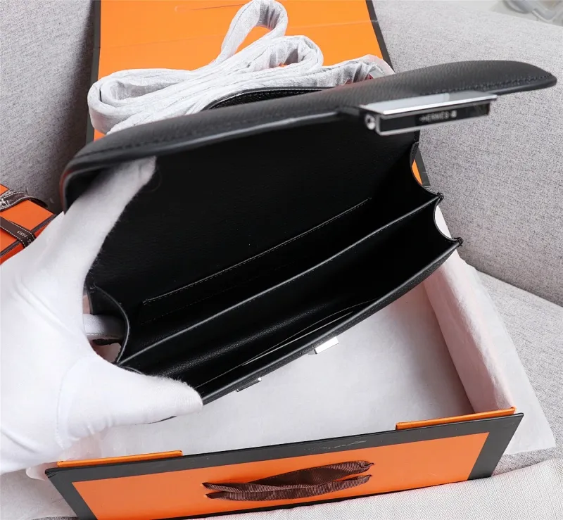All categories Official website "Brand Women's Bags" Women's bags 💙 Hermes Hermès Made in France Large size 58002800 Small size 58002600 constance stewardess bag ☣️Genuine epsom leather pure steel silver-plated buckle Genuine leather source super good feel Accessories stainless steel laser logo perfect flip arc and three-dimensionality