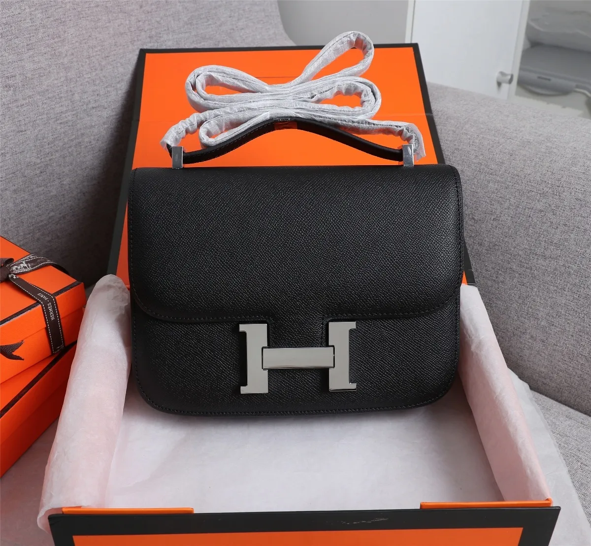 All categories Official website "Brand Women's Bags" Women's bags 💙 Hermes Hermès Made in France Large size 58002800 Small size 58002600 constance stewardess bag ☣️Genuine epsom leather pure steel silver-plated buckle Genuine leather source super good feel Accessories stainless steel laser logo perfect flip arc and three-dimensionality