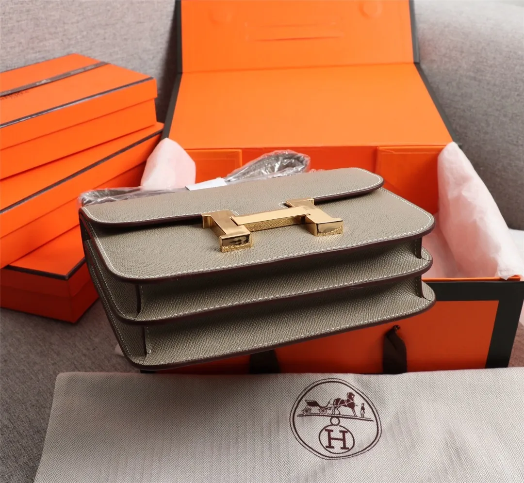 All categories Official website "Brand Women's Bags" Women's Bags 💙 Hermes 2022 Official New Hermès Women's Crossbody Bag Wholesale Genuine Epsom leather Pure steel silver-plated buckle Large size 58002500 Small size 58002300 High quality Size: Large size 22-6-17CM Small size 19-5-14.5CM