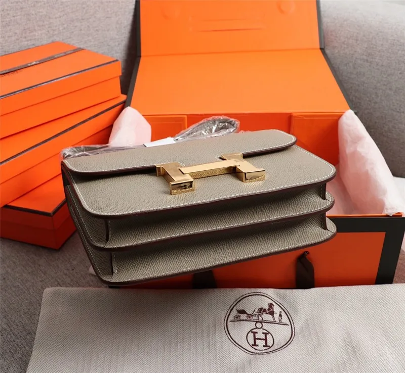 All categories Official website "Brand Women's Bags" Women's Bags 💙 Hermes 2022 Official New Hermès Women's Crossbody Bag Wholesale Genuine Epsom leather Pure steel silver-plated buckle Large size 58002500 Small size 58002300 High quality Size: Large size 22-6-17CM Small size 19-5-14.5CM