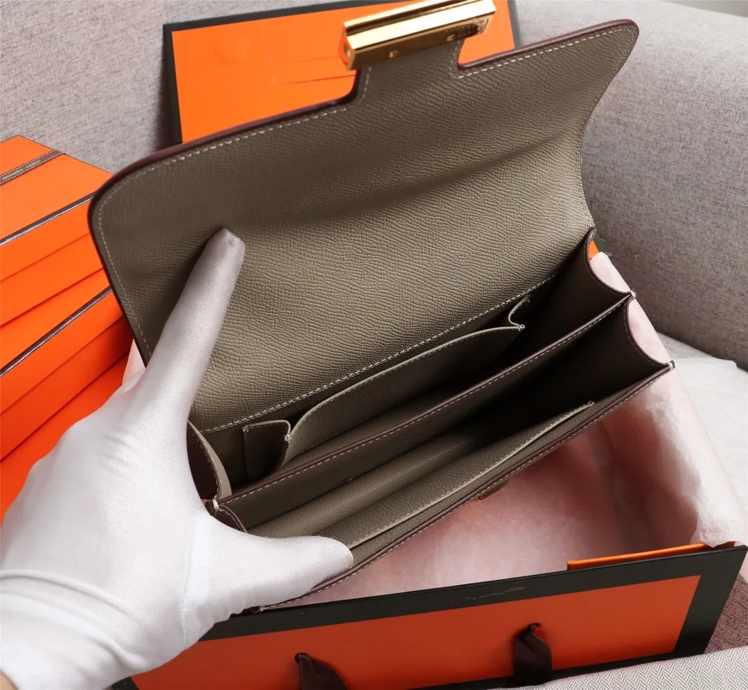 All categories Official website "Brand Women's Bags" Women's Bags 💙 Hermes 2022 Official New Hermès Women's Crossbody Bag Wholesale Genuine Epsom leather Pure steel silver-plated buckle Large size 58002500 Small size 58002300 High quality Size: Large size 22-6-17CM Small size 19-5-14.5CM
