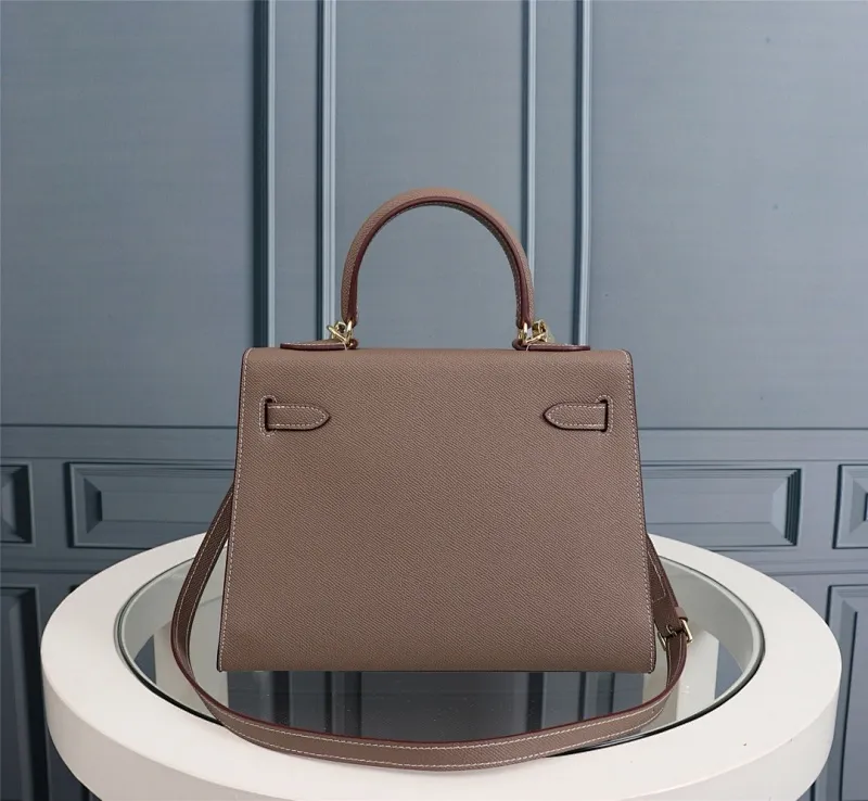 All Categories Official Website "Brand Women's Bags" Women's Bags 💙 Hermes 2022 official new Hermes women's hand-carrying cross-body dual-use bag wholesale cowhide palm print customization Large size 58002500 Medium size 58002300 Small size 58002300 High quality Size: Large size 28-22-10CM Medium size 25-17