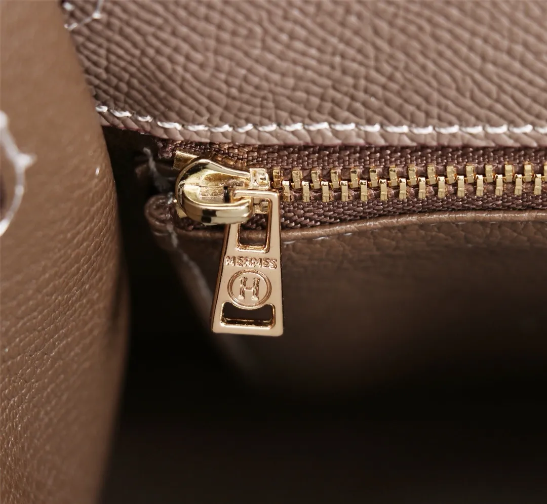 All Categories Official Website "Brand Women's Bags" Women's Bags 💙 Hermes 2022 official new Hermes women's hand-carrying cross-body dual-use bag wholesale cowhide palm print customization Large size 58002500 Medium size 58002300 Small size 58002300 High quality Size: Large size 28-22-10CM Medium size 25-17