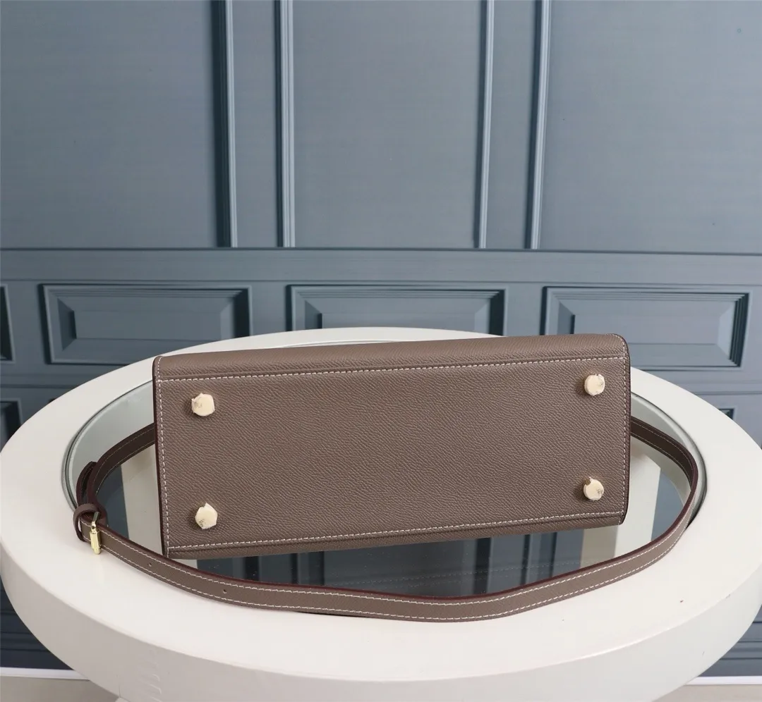 All Categories Official Website "Brand Women's Bags" Women's Bags 💙 Hermes 2022 official new Hermes women's hand-carrying cross-body dual-use bag wholesale cowhide palm print customization Large size 58002500 Medium size 58002300 Small size 58002300 High quality Size: Large size 28-22-10CM Medium size 25-17