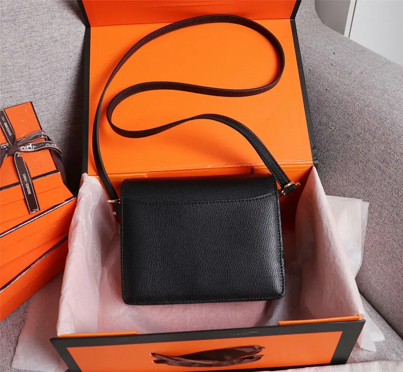 All Categories Official Website "Brand Women's Bags" Women's Bags 💙 Hermes Small Size 58002800 Large Size 58003000 Hermes Yang Mi's same style pig nose is now available for sale. It is so beautiful in person that it refuses huge profits. The lines are clear. The leather is comfortable original leather, with a fashionable pig nose-shaped buckle. The stitching is neat and fine, and the oil edge can only appear after repeated repetitions.