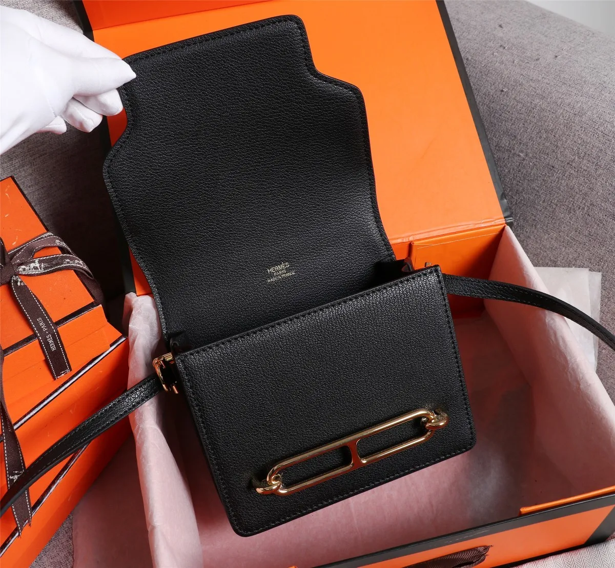 All Categories Official Website "Brand Women's Bags" Women's Bags 💙 Hermes Small Size 58002800 Large Size 58003000 Hermes Yang Mi's same style pig nose is now available for sale. It is so beautiful in person that it refuses huge profits. The lines are clear. The leather is comfortable original leather, with a fashionable pig nose-shaped buckle. The stitching is neat and fine, and the oil edge can only appear after repeated repetitions.