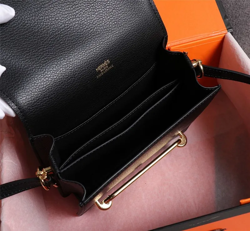 All Categories Official Website "Brand Women's Bags" Women's Bags 💙 Hermes Small Size 58002800 Large Size 58003000 Hermes Yang Mi's same style pig nose is now available for sale. It is so beautiful in person that it refuses huge profits. The lines are clear. The leather is comfortable original leather, with a fashionable pig nose-shaped buckle. The stitching is neat and fine, and the oil edge can only appear after repeated repetitions.