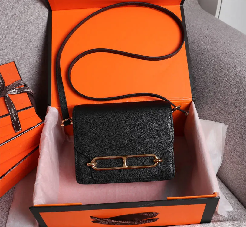 All Categories Official Website "Brand Women's Bags" Women's Bags 💙 Hermes Small Size 58002800 Large Size 58003000 Hermes Yang Mi's same style pig nose is now available for sale. It is so beautiful in person that it refuses huge profits. The lines are clear. The leather is comfortable original leather, with a fashionable pig nose-shaped buckle. The stitching is neat and fine, and the oil edge can only appear after repeated repetitions.