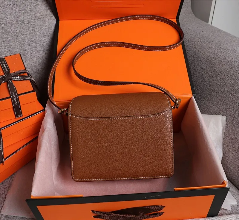 All Categories Official Website "Brand Women's Bags" Women's Bags 💙 Hermes Small Size 58002800 Large Size 58003000 Hermes Yang Mi's same style pig nose is now available for sale. It is so beautiful in person that it refuses huge profits. The lines are clear. The leather is comfortable original leather, with a fashionable pig nose-shaped buckle. The stitching is neat and fine, and the oil edge can only appear after repeated repetitions.