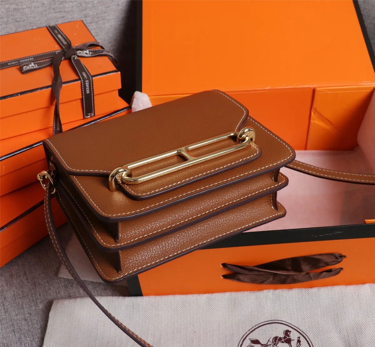 All Categories Official Website "Brand Women's Bags" Women's Bags 💙 Hermes Small Size 58002800 Large Size 58003000 Hermes Yang Mi's same style pig nose is now available for sale. It is so beautiful in person that it refuses huge profits. The lines are clear. The leather is comfortable original leather, with a fashionable pig nose-shaped buckle. The stitching is neat and fine, and the oil edge can only appear after repeated repetitions.